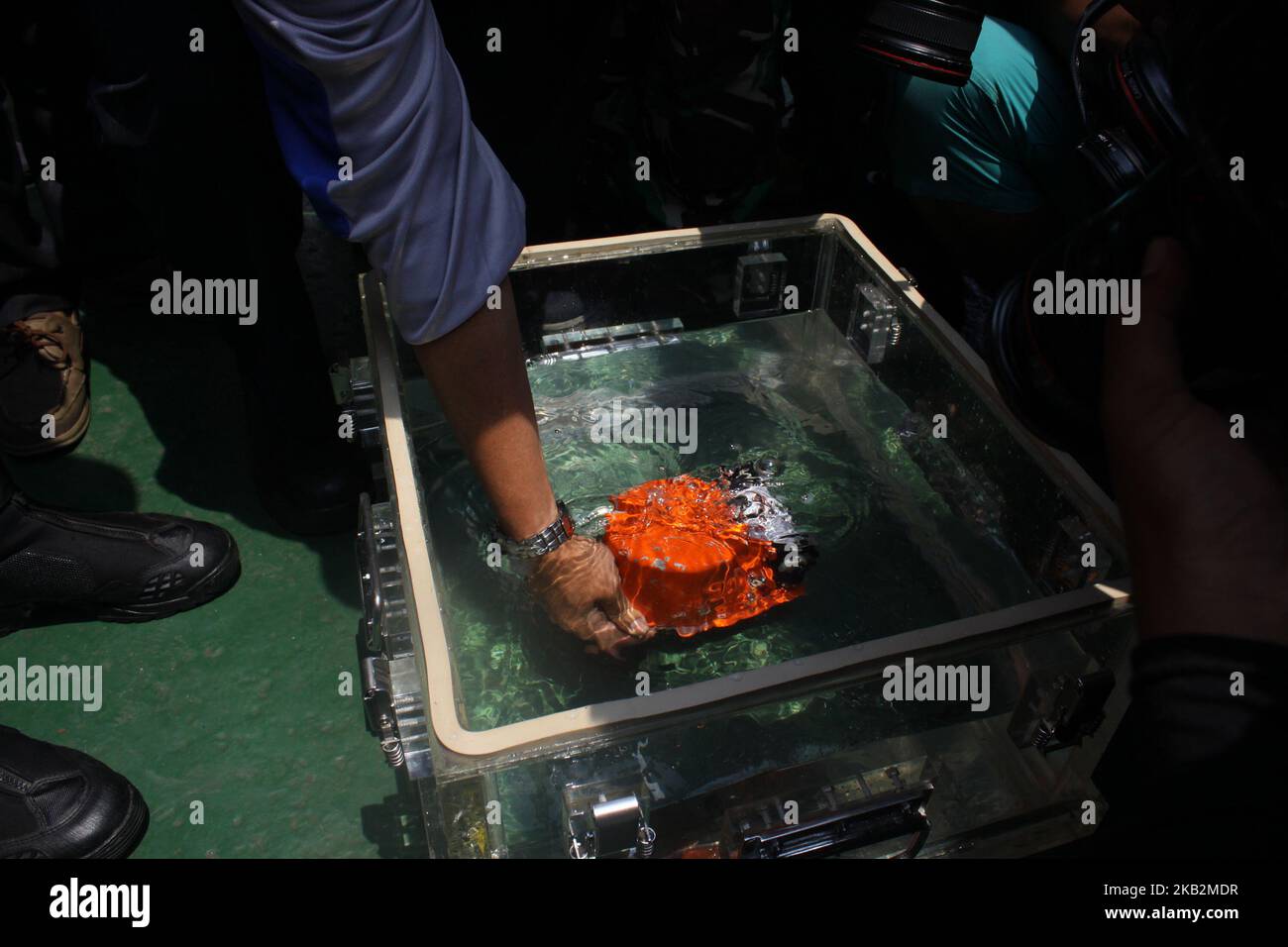 Der Leiter der nationalen SAR-Agentur, Vizemarschall Syaugi, zeigt dem Medienpersonal am 1. November 2018 auf dem Forschungsschiff Baruna Jaya I in der Karawang Bay, West-java, den Datenschreiber Lion Air JT610. Das Join SAR-Team fand und evakuierte den Lion Air B737 Max 8-Flugdatenschreiber am 4.. Tag des SAR-Betriebs nach dem Flugzeugunglück in der Karawang-Bucht, wenige Minuten nach dem Start von Jakarta. (Foto von Aditya Irawan/NurPhoto) Stockfoto