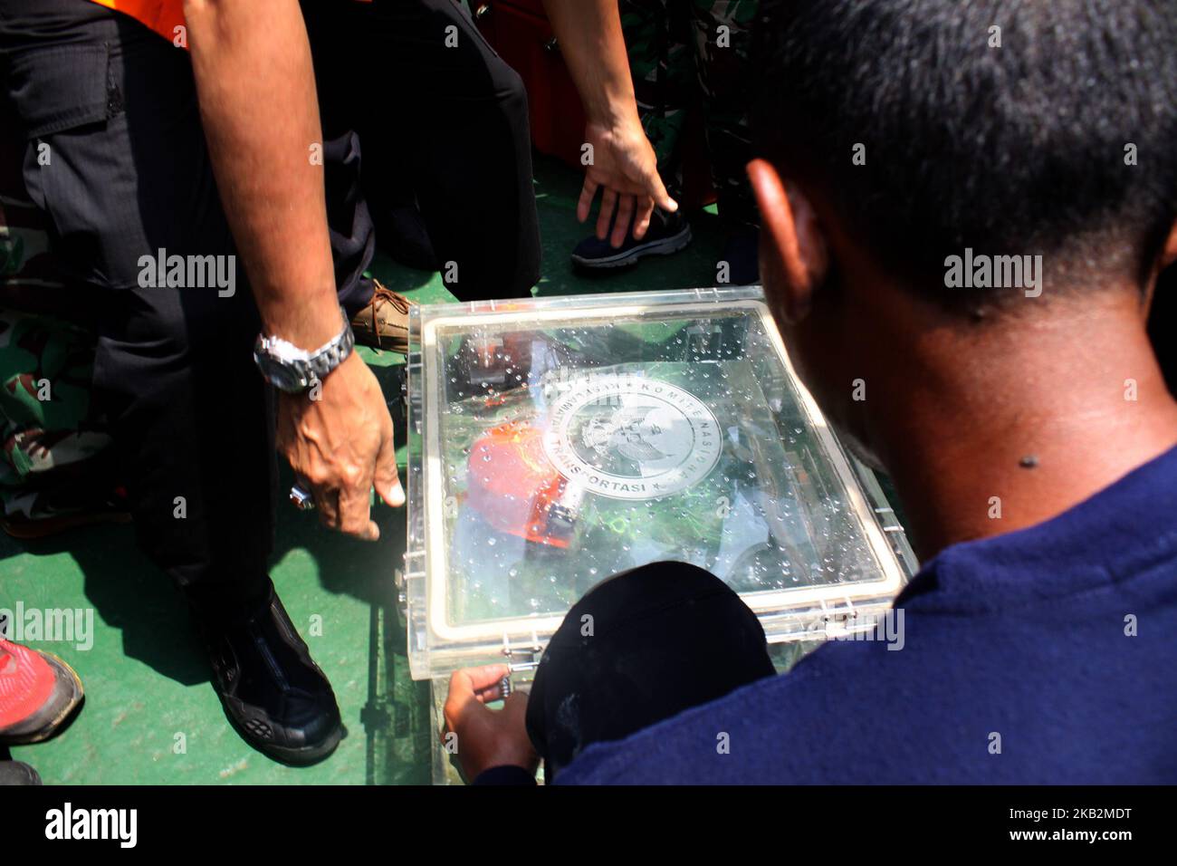 Der Leiter der nationalen SAR-Agentur, Vizemarschall Syaugi, zeigt dem Medienpersonal am 1. November 2018 auf dem Forschungsschiff Baruna Jaya I in der Karawang Bay, West-java, den Datenschreiber Lion Air JT610. Das Join SAR-Team fand und evakuierte den Lion Air B737 Max 8-Flugdatenschreiber am 4.. Tag des SAR-Betriebs nach dem Flugzeugunglück in der Karawang-Bucht, wenige Minuten nach dem Start von Jakarta. (Foto von Aditya Irawan/NurPhoto) Stockfoto