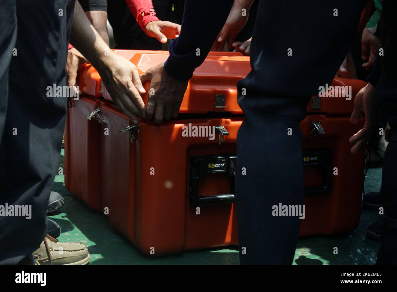 Der Leiter der nationalen SAR-Agentur, Vizemarschall Syaugi, zeigt dem Medienpersonal am 1. November 2018 auf dem Forschungsschiff Baruna Jaya I in der Karawang Bay, West-java, den Datenschreiber Lion Air JT610. Das Join SAR-Team fand und evakuierte den Lion Air B737 Max 8-Flugdatenschreiber am 4.. Tag des SAR-Betriebs nach dem Flugzeugunglück in der Karawang-Bucht, wenige Minuten nach dem Start von Jakarta. (Foto von Aditya Irawan/NurPhoto) Stockfoto