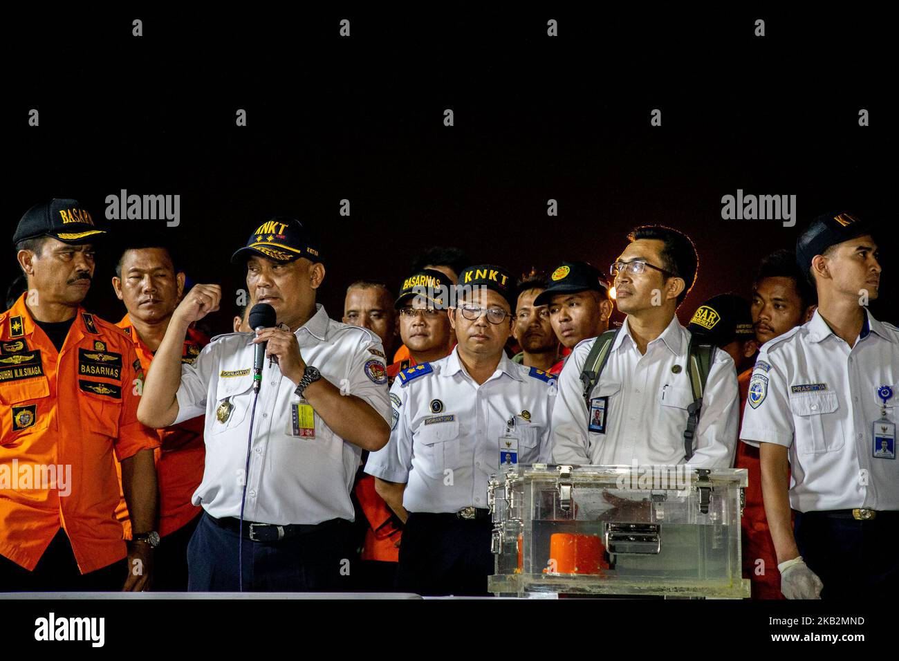 Jakarta, Indonesien, 01. November 2018 : starke Möglichkeit der Flugdatenaufzeichnung (FDR) aus dem Lion Air Plane Crash Black Box gelang es, sich aus dem karawang Meer zu ziehen. Das Verkehrsministerium BUDI KARYA SUMARDI hielt zusammen mit dem indonesischen Such- und Rettungsteam und dem indonesischen Transportsicherheitsausschuss eine Pressekonferenz im Hafen von Tanjung Priok-Jakarta ab. Der Voice Datenrekorder wird sich am nächsten Tag aus dem Meer zurückziehen, da er nicht mehr ausziehen kann, da es schon dunkel ist. (Foto von Donal Husni/NurPhoto) Stockfoto