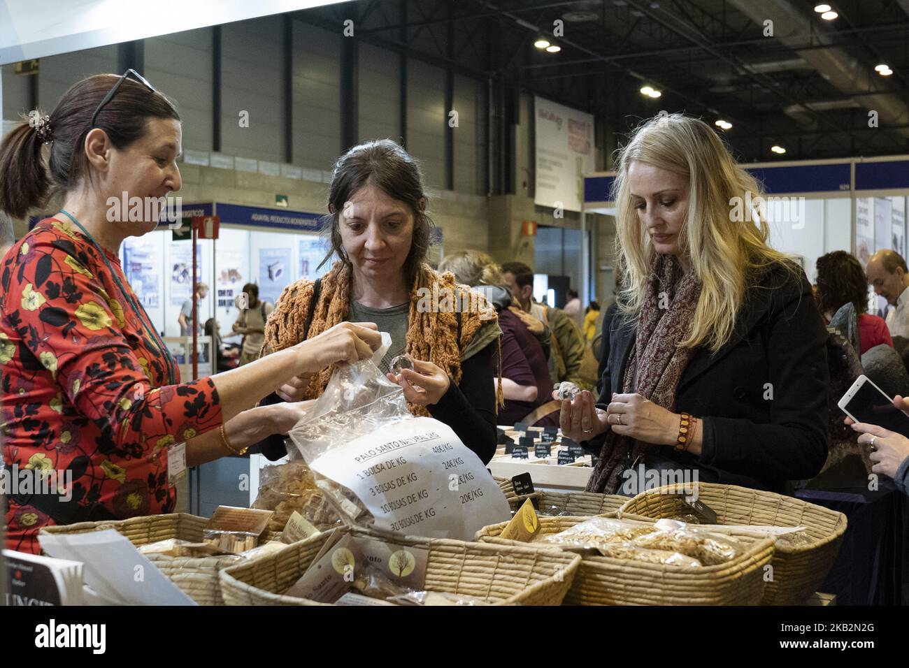 Besucher der BioCultura, der Messe für ökologische Produkte und verantwortungsvollen Konsum, zeigen auf der IFEMA in Madrid, Spanien, vom 1. Bis 4. November 2018, Bio-Lebensmittel, Bio-Textilien, Ökomaterialien und Therapien sowie komplementäre Medikamente (Foto: Oscar Gonzalez/NurPhoto) Stockfoto