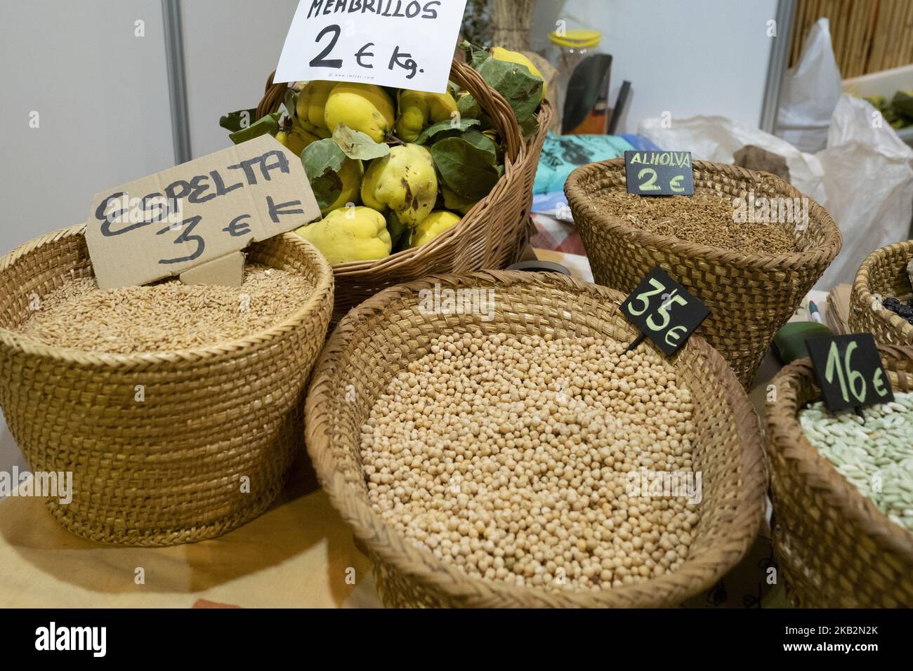 Produktschau auf der BioCultura, der Messe für ökologische Produkte und verantwortungsvollen Konsum, zeigen Bio-Lebensmittelprodukte, Bio-Textilien, Ökomaterialien und Therapien sowie ergänzende Medikamente, die vom 1. Bis 4. November 2018 in Madrid, Spanien, stattfinden (Foto von Oscar Gonzalez/NurPhoto) Stockfoto