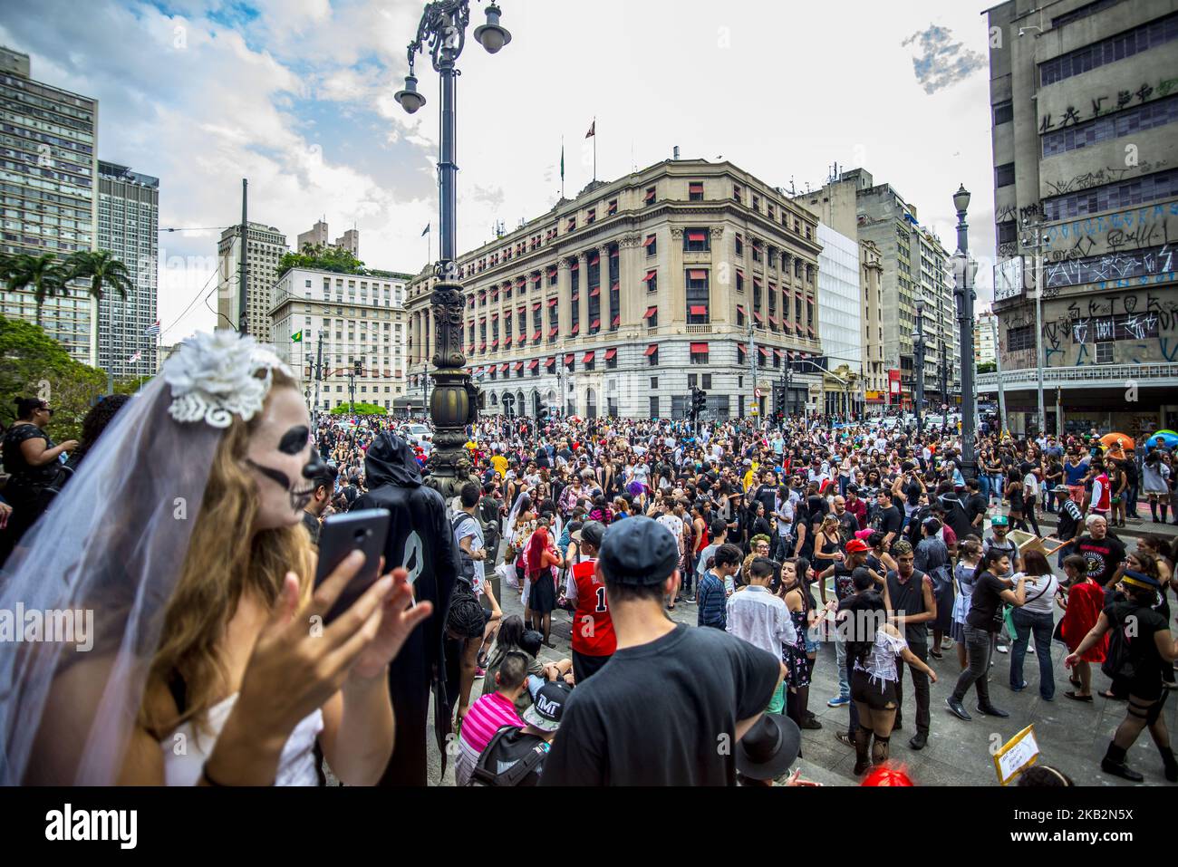 Die Menschen nehmen am jährlichen Zombie Walk am 2. November 2018 in São Paulo Teil. Die Leute kleiden sich und verwenden Make-up, um sich selbst aussehen zu lassen wie Zombies und andere Charaktere aus Horrorfilmen. (Foto von Cris FAGA/NurPhoto) Stockfoto