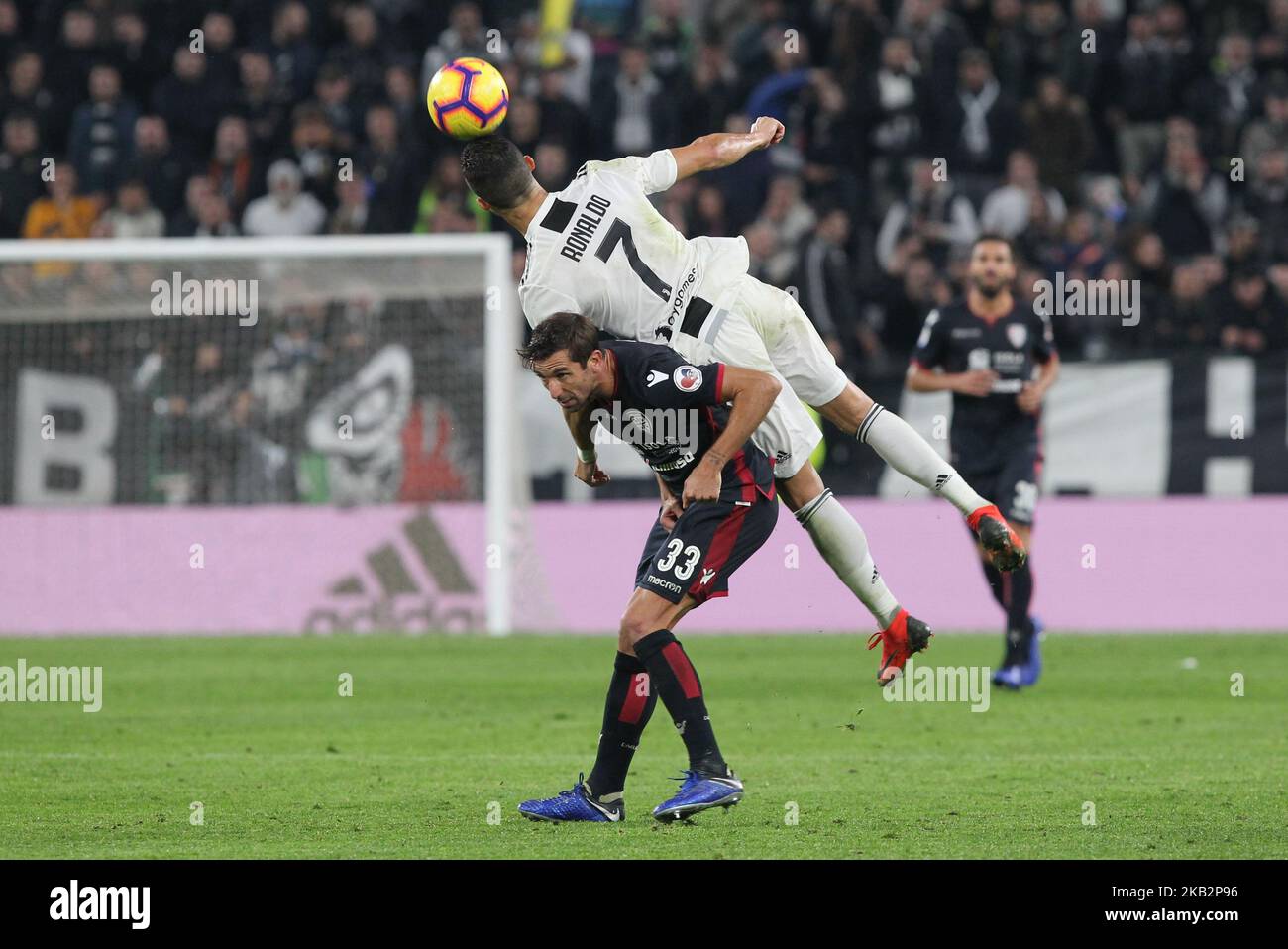 Cristiano Ronaldo (FC Juventus) und Darijo Srna (Cagliari Calcio) treten beim Fußballspiel der Serie A zwischen dem FC Juventus und Cagliari Calcio am 03. November 2018 im Allianz Stadium in Turin, Italien, um den Ball an. Juventus gewann 3-1 gegen Cagliari. (Foto von Massimiliano Ferraro/NurPhoto) Stockfoto