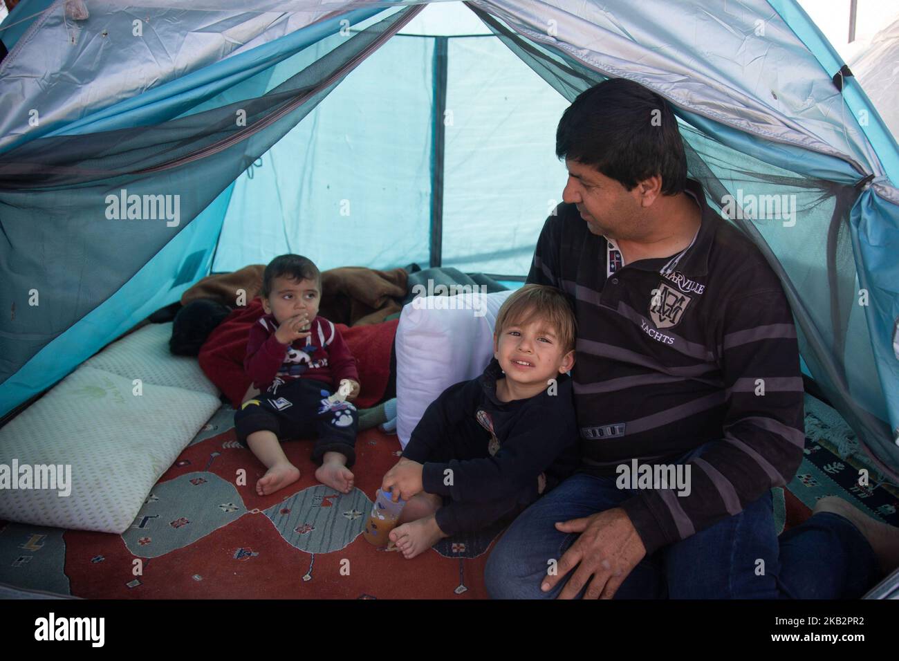 Zelte von Neuankömmlingen im Flüchtlingslager Diavata, Griechenland, am 2. November 2018. Das Diavata Flüchtlingslager ist ein umgebautes ehemaliges Militärlager mit dem Namen Anagnostopoulou in der Nähe der Stadt Diavata. Das Lager arbeitet in der Nähe oder über seiner Kapazität. Registrierte Flüchtlinge leben in vorgefertigten Häusern, aber es gibt jeden Tag neue Ankünfte von Flüchtlingen, die in Zelten bleiben, da es keinen Platz mehr gibt. (Foto von Nicolas Economou/NurPhoto) Stockfoto