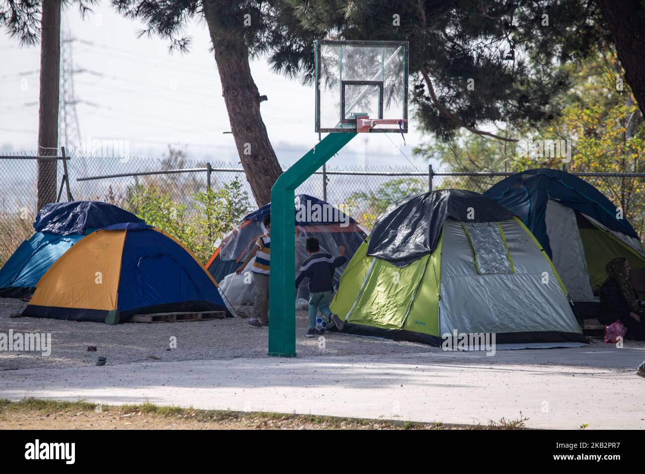 Zelte von Neuankömmlingen im Flüchtlingslager Diavata, Griechenland, am 2. November 2018. Das Diavata Flüchtlingslager ist ein umgebautes ehemaliges Militärlager mit dem Namen Anagnostopoulou in der Nähe der Stadt Diavata. Das Lager arbeitet in der Nähe oder über seiner Kapazität. Registrierte Flüchtlinge leben in vorgefertigten Häusern, aber es gibt jeden Tag neue Ankünfte von Flüchtlingen, die in Zelten bleiben, da es keinen Platz mehr gibt. (Foto von Nicolas Economou/NurPhoto) Stockfoto