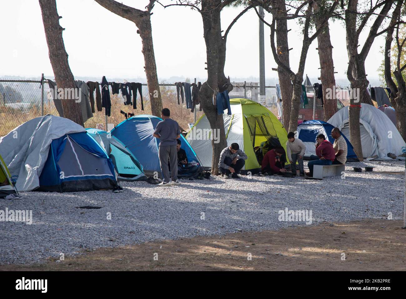 Zelte von Neuankömmlingen im Flüchtlingslager Diavata, Griechenland, am 2. November 2018. Das Diavata Flüchtlingslager ist ein umgebautes ehemaliges Militärlager mit dem Namen Anagnostopoulou in der Nähe der Stadt Diavata. Das Lager arbeitet in der Nähe oder über seiner Kapazität. Registrierte Flüchtlinge leben in vorgefertigten Häusern, aber es gibt jeden Tag neue Ankünfte von Flüchtlingen, die in Zelten bleiben, da es keinen Platz mehr gibt. (Foto von Nicolas Economou/NurPhoto) Stockfoto