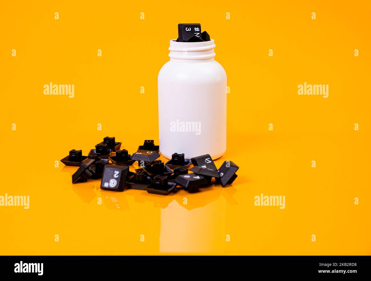 Tastatur-Taste in Glas in Eimer auf orangefarbenem Hintergrund isoliert Hacker Stockfoto