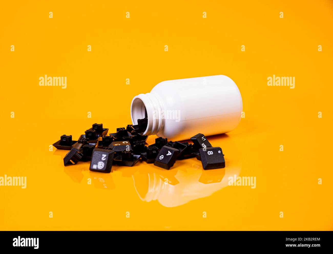 Tastatur-Taste in Glas in Eimer auf orangefarbenem Hintergrund isoliert Hacker Stockfoto