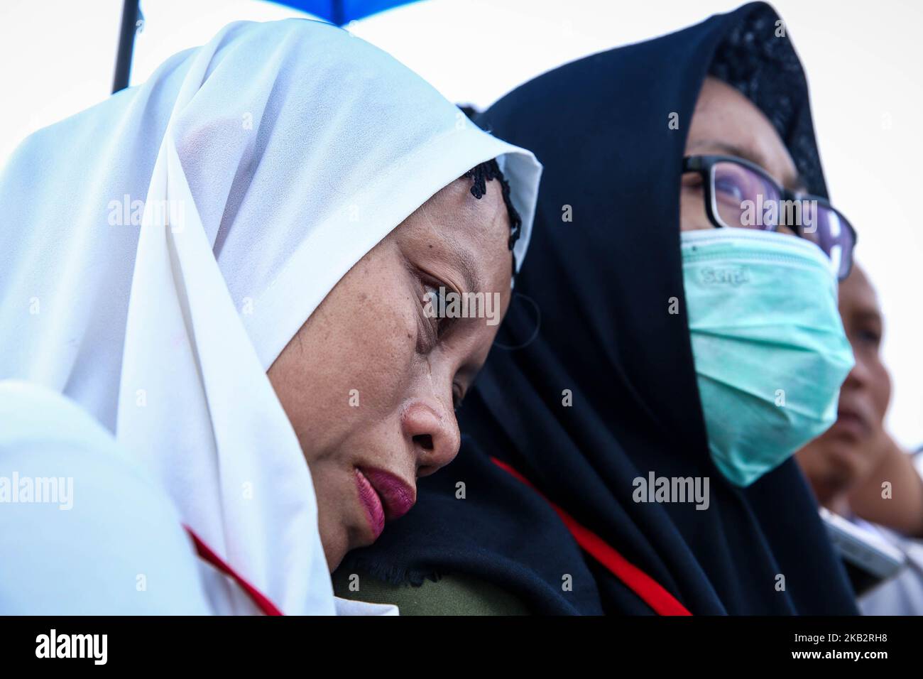 Familien und Kollegen von Passagieren und Besatzung von Lion Air Flug JT610 beten und weinen auf dem Deck des indonesischen Navy-Schiffes KRI Banda Aceh, während sie am Dienstag, den 6. November 2018, an der Nordküste von Karawang, Indonesien, den Ort des Absturzes besuchen, um ihre Anerkennung zu zollen. Alle 189 Passagiere und Besatzung der Boeing 737 werden nach dem Absturz des Flugzeugs kurz nach dem Start tot gefürchtet, da Ermittler und Agenturen aus aller Welt ihre einwöchige Suche nach dem Hauptwrack und dem Cockpit-Sprachrekorder fortsetzen, die das Rätsel lösen könnten. (Foto von Andrew Lotulung/NurPhoto) Stockfoto