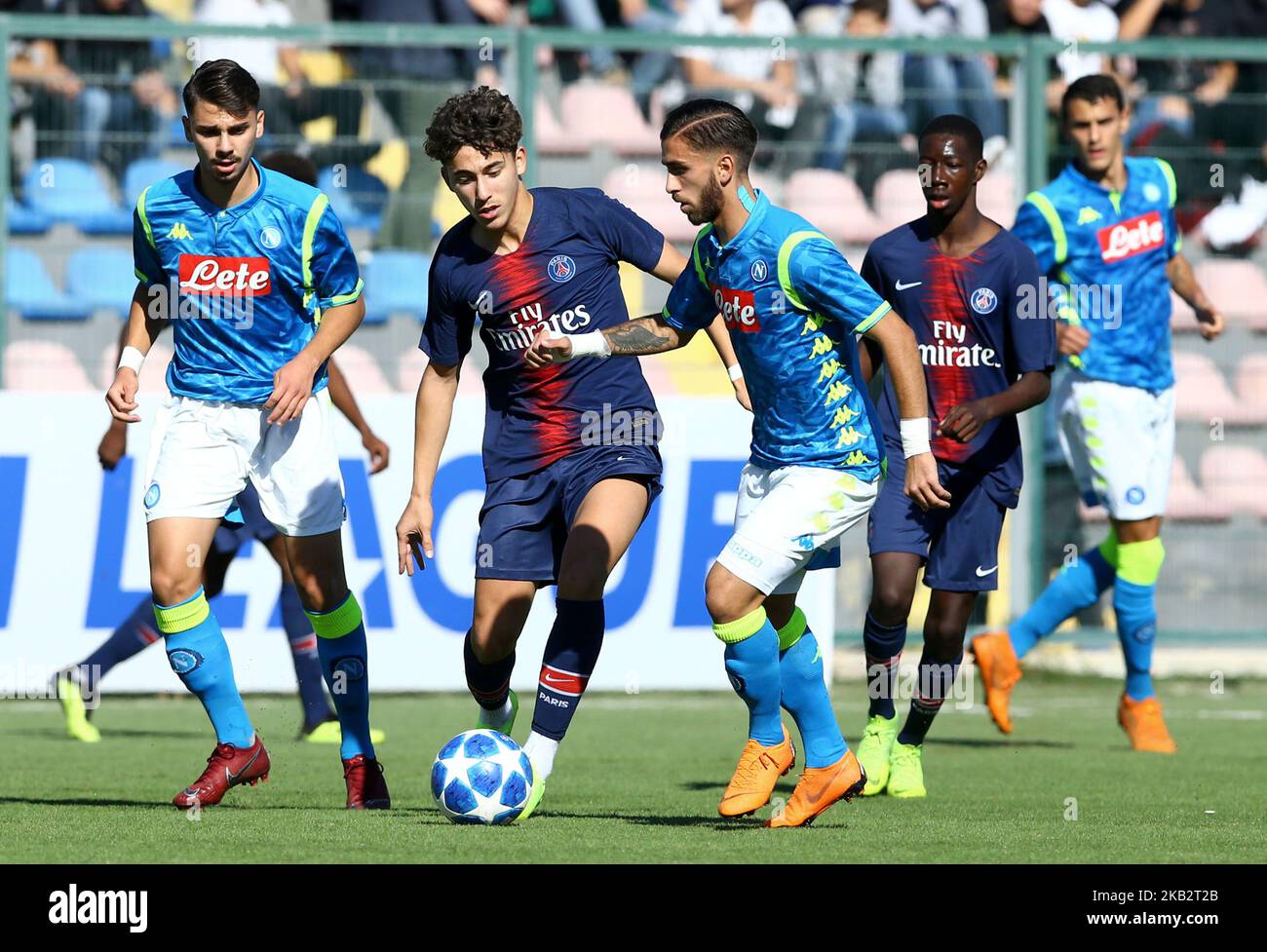 SSC Napoli - Paris Saint-Germain : UEFA Youth League Group C Adil Aouchiche aus Paris Saint-Germain und Salvatore Micillo aus Neapel am 6. November 2018 im Iannello-Stadion in Frattamaggiore, Italien. (Foto von Matteo Ciambelli/NurPhoto) Stockfoto