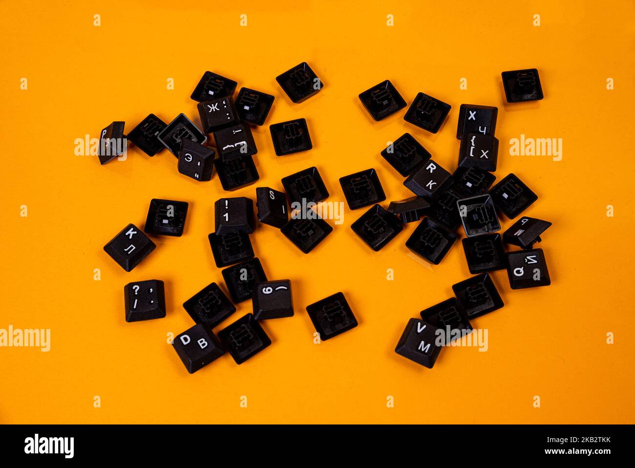 Tastaturtasten auf orangefarbenem Hintergrund sind für Text isoliert Stockfoto