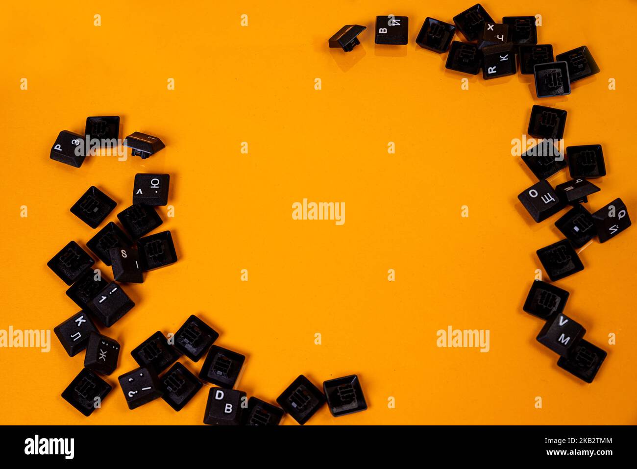 Tastaturtasten auf orangefarbenem Hintergrund sind für Text isoliert Stockfoto