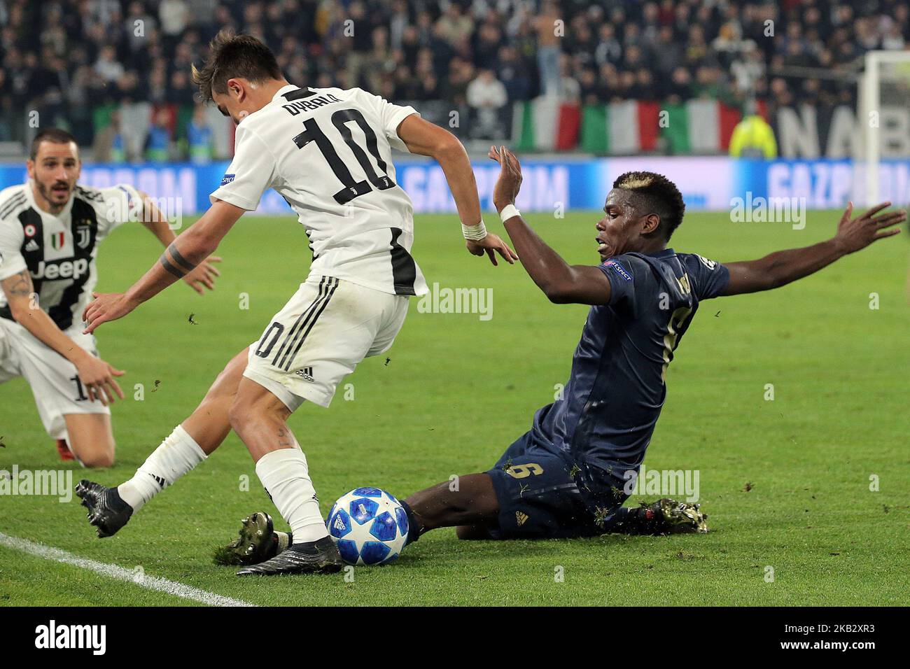 Paulo Dybala #10 von Juventus FC kämpft mit Paul Pogba #6 von Manchester United während des UEFA Champions League-Spiel der Gruppe H zwischen Juventus FC und Manchester United am 07. November 2018 im Allianz Stadium in Turin, Italien, um den Ball. (Foto von Giuseppe Cottini/NurPhoto) Stockfoto