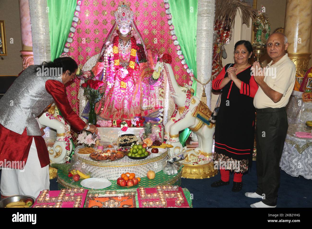 Hinduistische Anhänger führen Lakshmi puja während des Festivals von Diwali (Deepawali) in einem Hindu-Tempel in Toronto, Ontario, Kanada am 7. November 2018 auf. Lakshmi (Laxmi) ist die hinduistische Göttin des Reichtums und Wohlstands. (Foto von Creative Touch Imaging Ltd./NurPhoto) Stockfoto