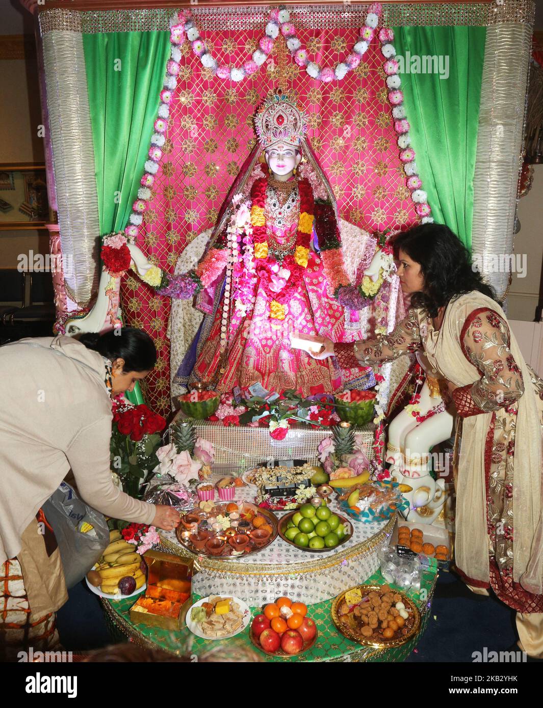 Hinduistische Anhänger führen Lakshmi puja während des Festivals von Diwali (Deepawali) in einem Hindu-Tempel in Toronto, Ontario, Kanada am 7. November 2018 auf. Lakshmi (Laxmi) ist die hinduistische Göttin des Reichtums und Wohlstands. (Foto von Creative Touch Imaging Ltd./NurPhoto) Stockfoto