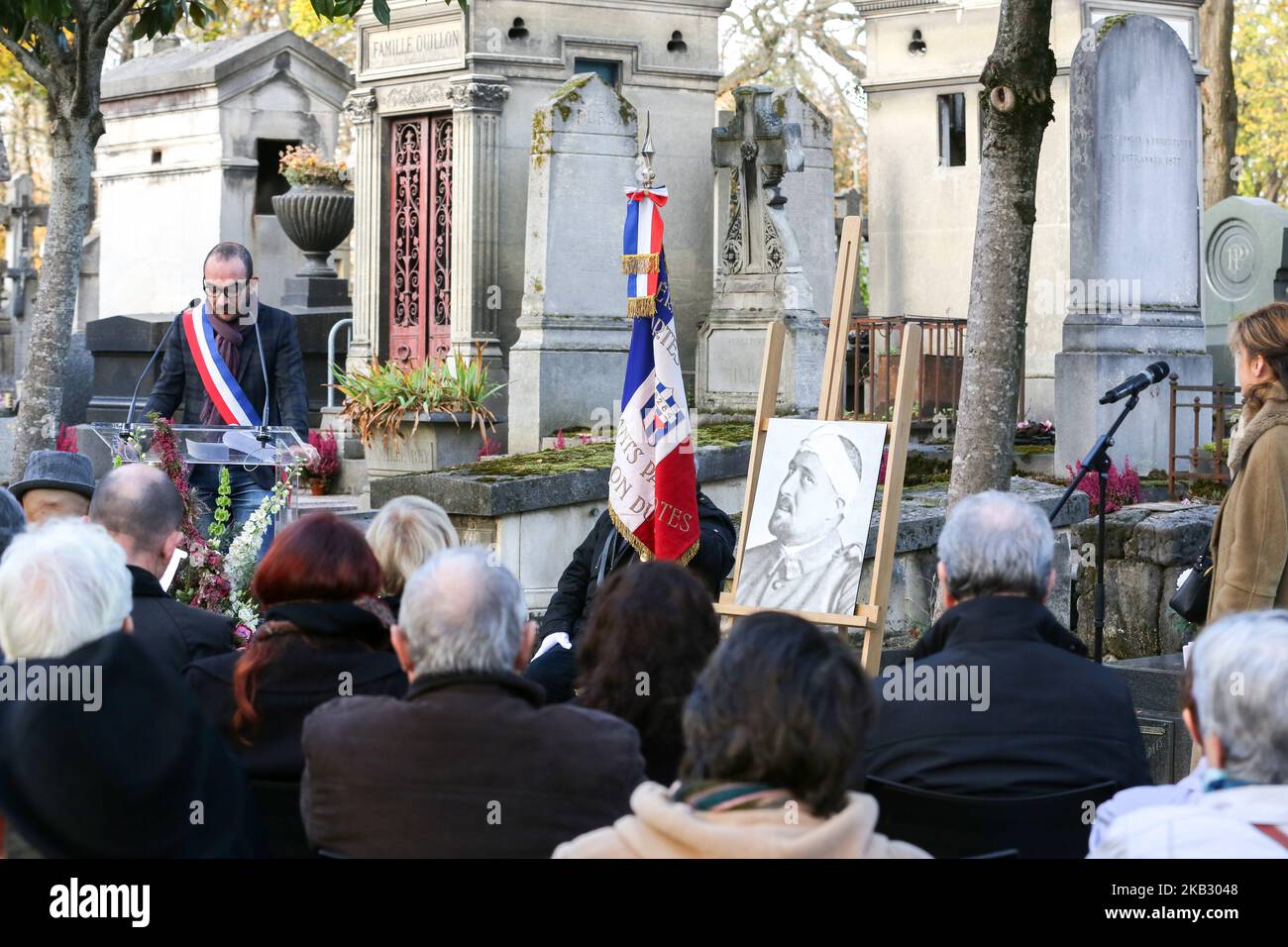 Ein gewählter Beamter spricht in der Nähe des Porträts des französischen Dichters Guillaume Apollinaire während einer Zeremonie am 8. November 2018 am Grab des Dichters auf dem Friedhof Père Lachaise in Paris, Während der Gedenkveranstaltungen zum 100.. Jahrestag des Endes des Ersten Weltkriegs, der 1916 als französischer Staatsbürger eingebürgert wurde, kämpfte Guillaume Apollinaire an der Front in Champagne als Leutnant des Infanterie-Regiments von 96.. Geschwächt durch Schrapnellverletzungen starb er nur zwei Tage vor dem Waffenstillstand am 9.. November an der Spanischen Grippe. (Foto von Michel Stoupak/NurPhoto) Stockfoto