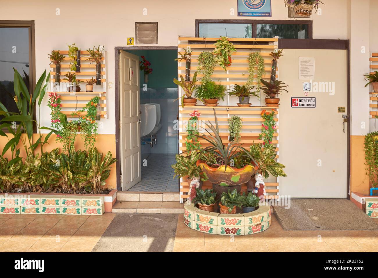 Öffentliche Toiletten auf dem Bahnsteig am Bahnhof Pattaya Pattaya Thailand Stockfoto