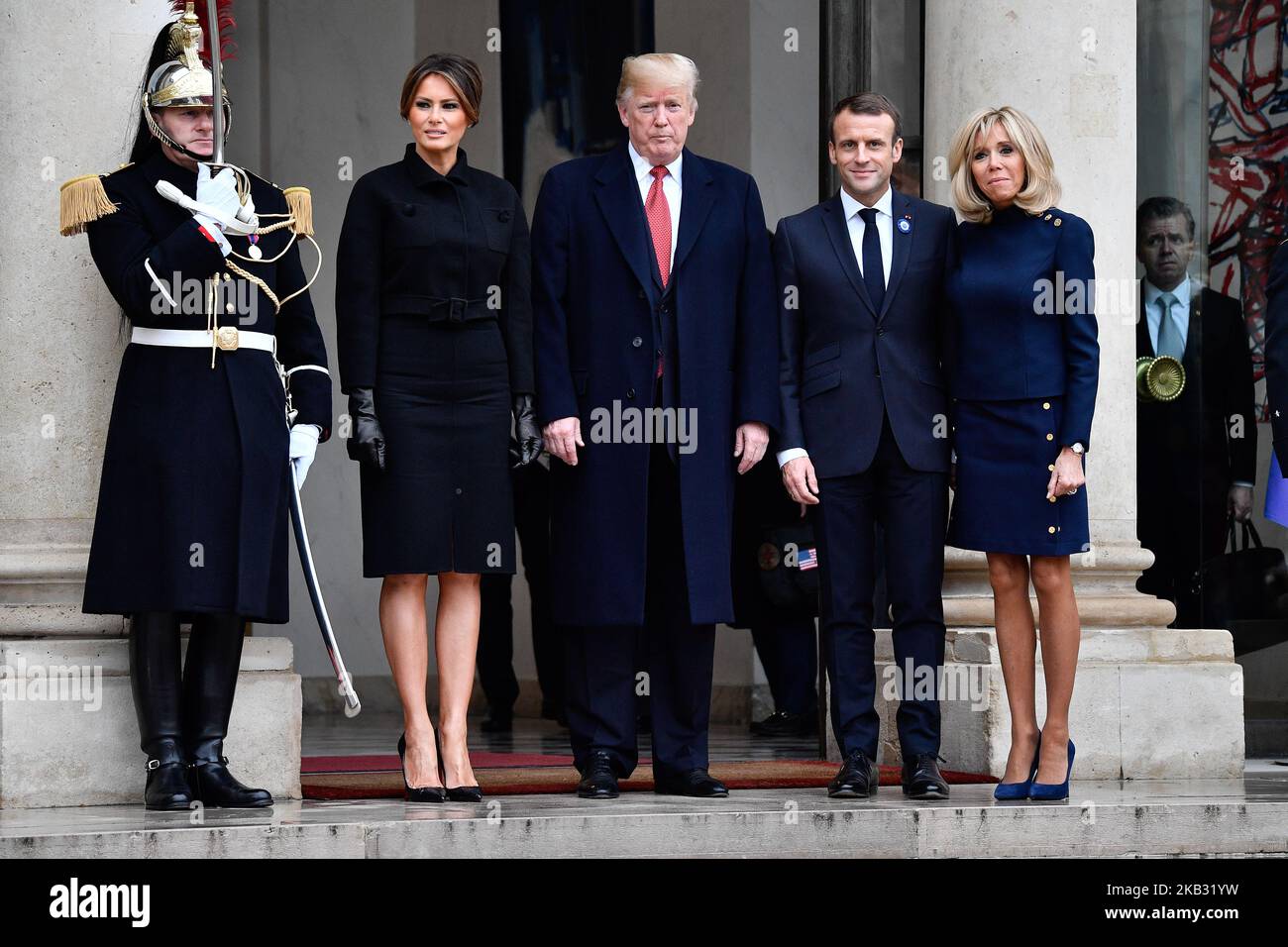 Der französische Präsident Emmanuel Macron und seine Frau Brigitte Macron begleiten US-Präsident Donald Trump und die First Lady Melania Trump nach ihrem Mittagessen im Elysee-Präsidentenpalast am 10. November 2018 in Paris, Frankreich. Präsident Trump ist am 11. November 2018 in Paris, um an der internationalen Zeremonie zur Hundertjahrfeier des Waffenstillstands 1918 im Arc de Triomphe teilzunehmen. Staatsoberhäupter aus aller Welt treffen sich in Paris, um an das Ende des Ersten Weltkriegs zu erinnern. (Foto von Julien Mattia/NurPhoto) Stockfoto