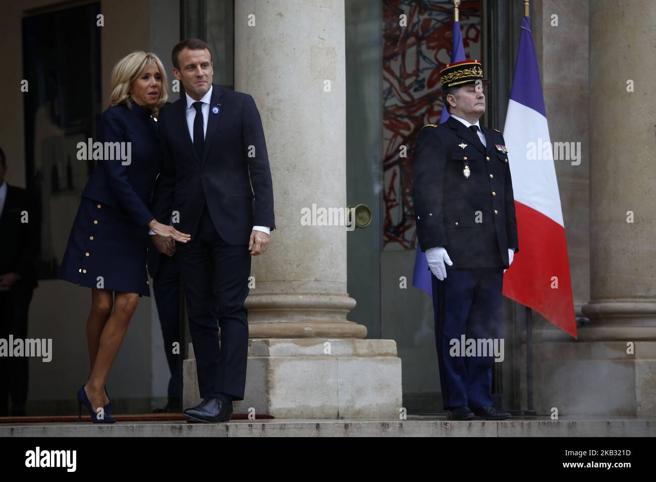 Der französische Präsident Emmanuel Macron und seine Frau Brigitte Macron am 10. November 2018 in Paris, Frankreich. Präsident Trump ist am 11. November 2018 in Paris, um an der internationalen Zeremonie zur Hundertjahrfeier des Waffenstillstands 1918 im Arc de Triomphe teilzunehmen. Staatsoberhäupter aus aller Welt treffen sich in Paris, um an das Ende des Ersten Weltkriegs zu erinnern. (Foto von Mehdi Taamallah/NurPhoto) Stockfoto