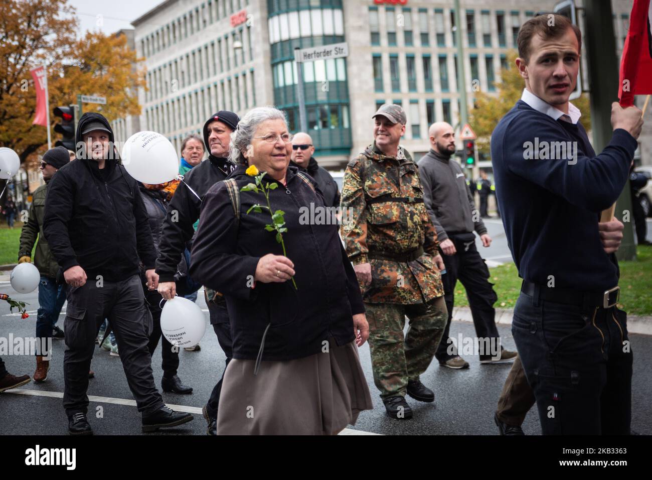 Edda Schmidt während der Solidaritätsdemonstration für die Holocaust-Leugnerin Ursula Haverbeck am 10. November 2018 in Bielefeld. Mehr als 10,000 Menschen nahmen an mehreren Gegendemonstrationen Teil. (Foto von David Speier/NurPhoto) Stockfoto