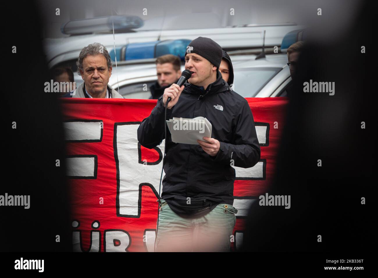 Michael Brück während der Solidaritätsdemonstration für die Holocaust-Leugnerin Ursula Haverbeck am 10. November 2018 in Bielefeld. Mehr als 10,000 Menschen nahmen an mehreren Gegendemonstrationen Teil. (Foto von David Speier/NurPhoto) Stockfoto