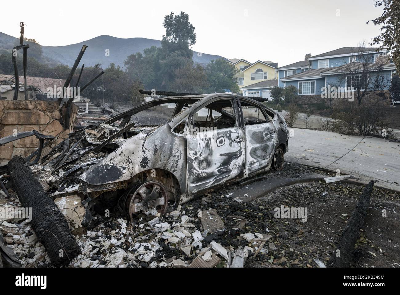 Ein Auto, das am 12. November 2018 durch das Woolsey-Feuer in der Nähe von Malibu, Kalifornien, zerstört wurde. Das Woolsey-Feuer hat mehr als 143 Quadratmeilen verbrannt und Evakuierungsbefehle wurden an 265.000 Menschen in den Landkreisen Los Angeles und Ventura erteilt. (Foto von Ronen Tivony/NurPhoto) Stockfoto