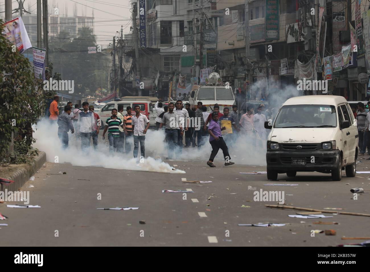 Aktivisten der Bangladesh National Party (BNP) zünden am 14. November 2018 bei einem Zusammenstoß vor ihrem zentralen Parteibüro in Dhaka Polizeiautos an. Hunderte von Führern und Aktivisten der Bangladesh Nationalist Party (BNP) drängten sich am Morgen in ihr Hauptquartier – als die Partei Nominierungsformulare für die bevorstehenden Wahlen am 30,2018. Dezember verkauft. Ein BNP-Aktivist behauptete, die Polizei habe sie unprovoziert angegriffen, als Mirza Abbas, das ständige Mitglied des Parteikomitees, kam, um sein Nominierungsformular einzuholen. BNP-Aktivisten schleuderten Ziegelsteine auf die Polizei, die reagierte, indem sie Teergaskanister abfeuerten und reiben Stockfoto