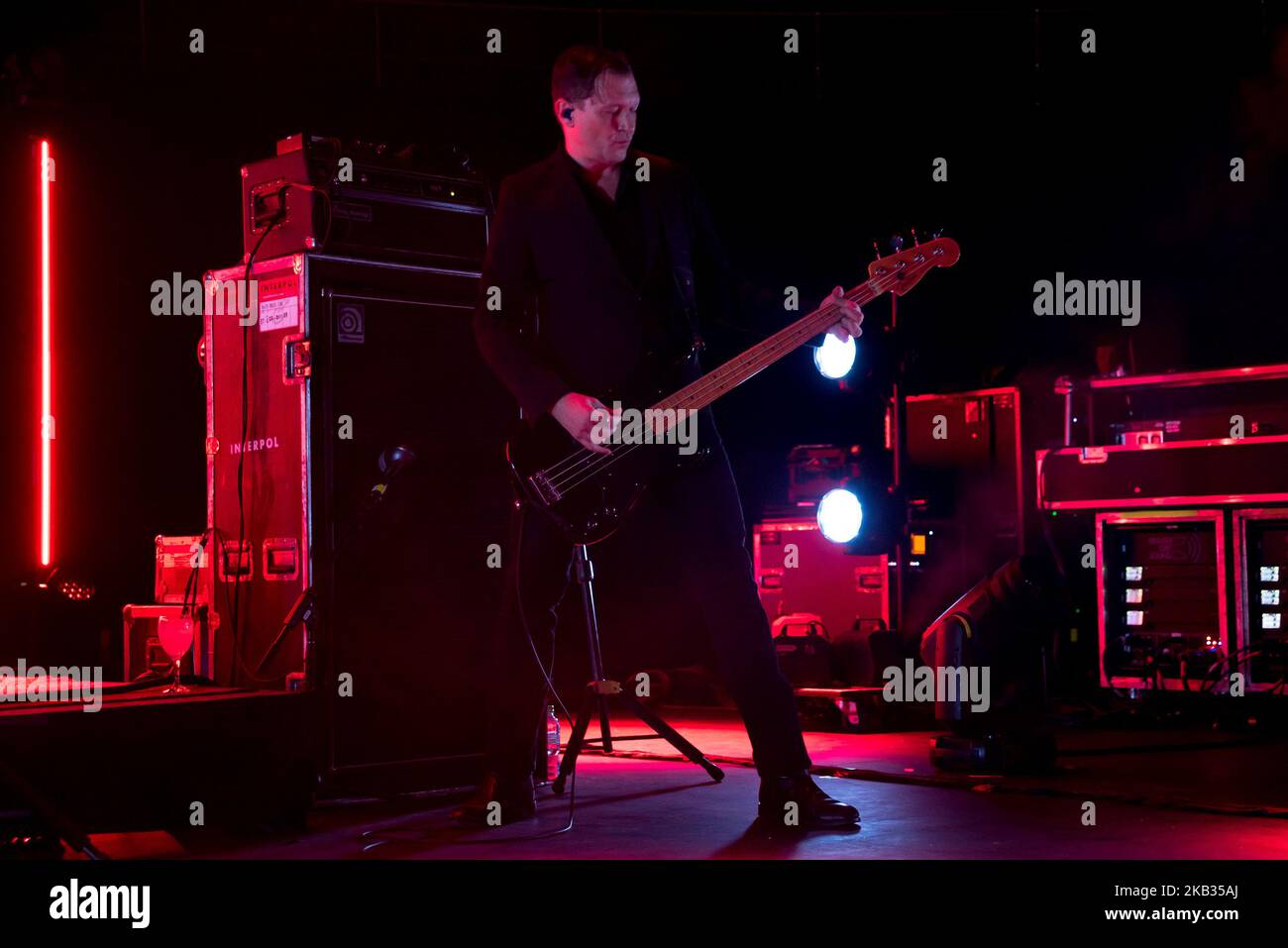 Brad Truax von der amerikanischen Rockband Interpol treten am 14. November 2018 live in der Royal Albert Hall, London, auf. Die Band ist auf Tour, um ihr neues Album 'Marauder' zu promoten. Die Band besteht aus Paul Banks (Gesang, Gitarre), Daniel Kessler (Bass) und Sam Fogarino (Schlagzeug). (Foto von Alberto Pezzali/NurPhoto) Stockfoto