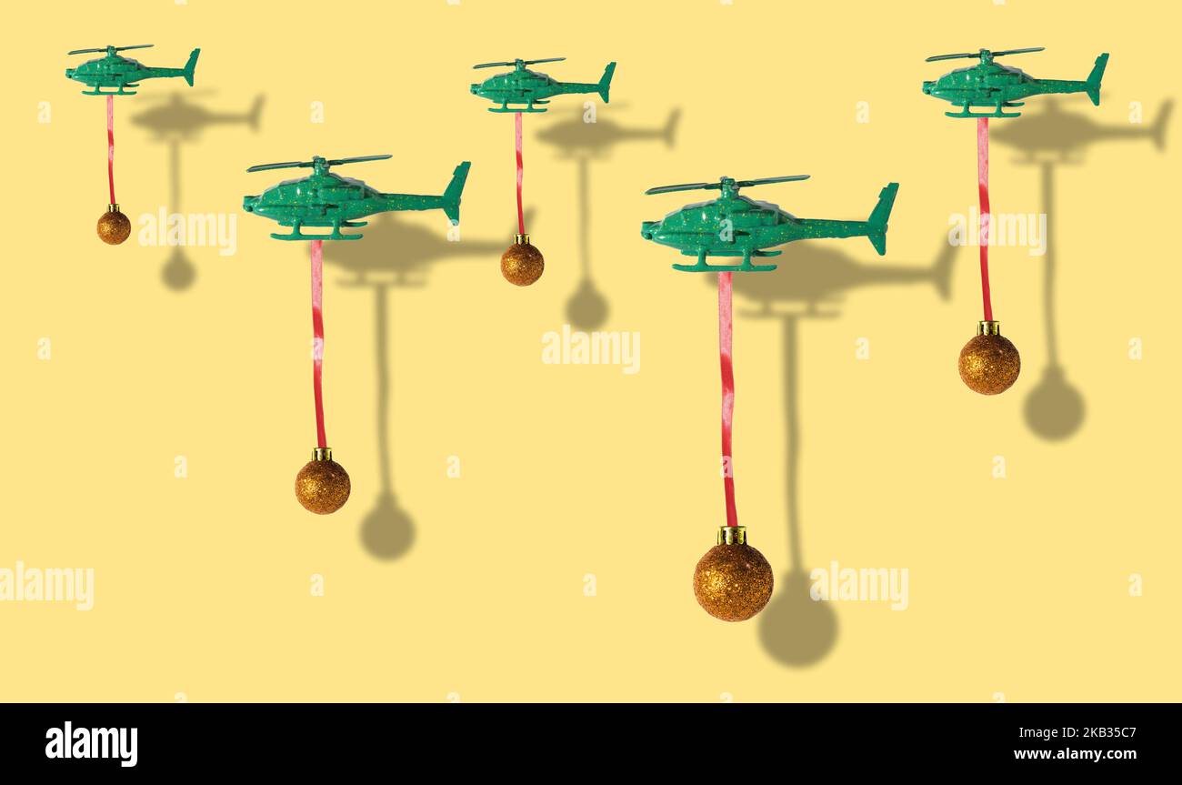 Hubschrauber mit weihnachtsdekoration, kreatives Urlaubskonzept Stockfoto