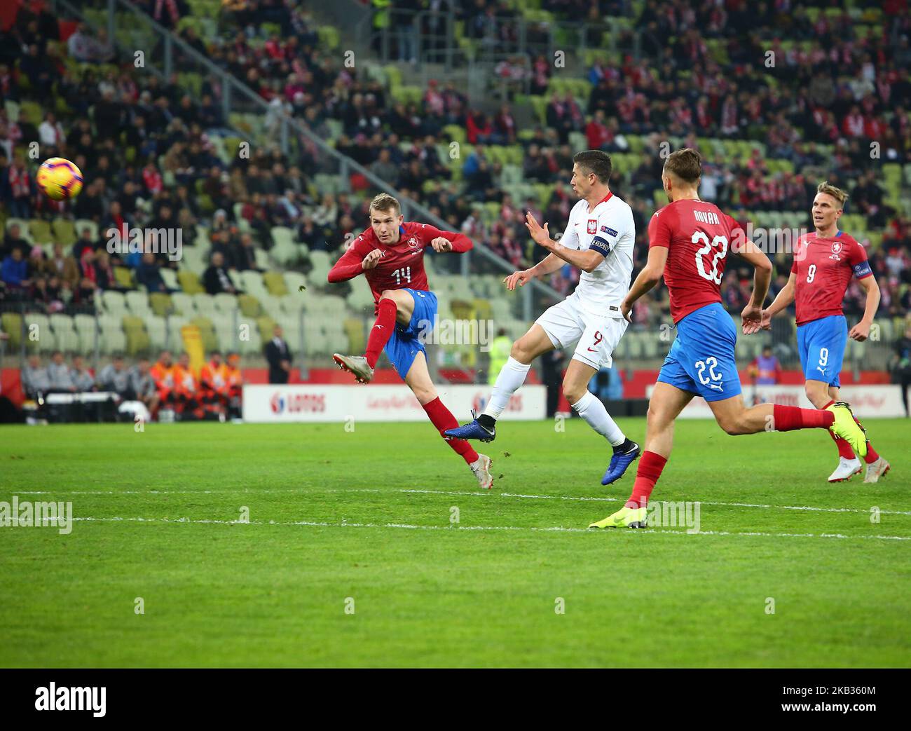 Jakub Jankto (14) Robert Lewandowski (9) Filip Novak (22) während des