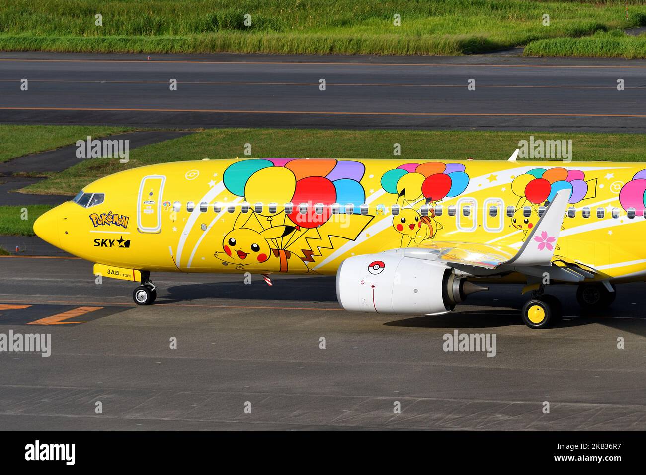 Tokio, Japan – 11. August 2021: Skymark Airlines rollt auf dem Tokyo International Airport mit einer Boeing B737-800-Passagiermaschine „Pikachu Jet BC1“. Stockfoto