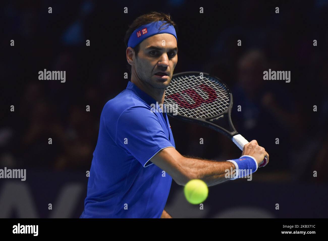 Roger Federer aus der Schweiz kehrt während seines Round-Robin-Spiels gegen Kevin Anderson aus Südafrika am fünften Tag des Nitto ATP Finals in der Arena O2 am 15. November 2018 in London, England, zurück. (Foto von Alberto Pezzali/NurPhoto) Stockfoto