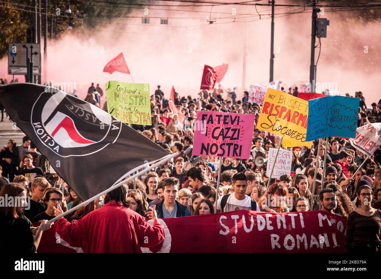 Studenten protestieren am 16. November 2018 in Rom, Italien, gegen die Kürzungen der italienischen Staatsausgaben und gegen den Mangel an Investitionen in Bildung. (Foto von Andrea Ronchini/NurPhoto) Stockfoto