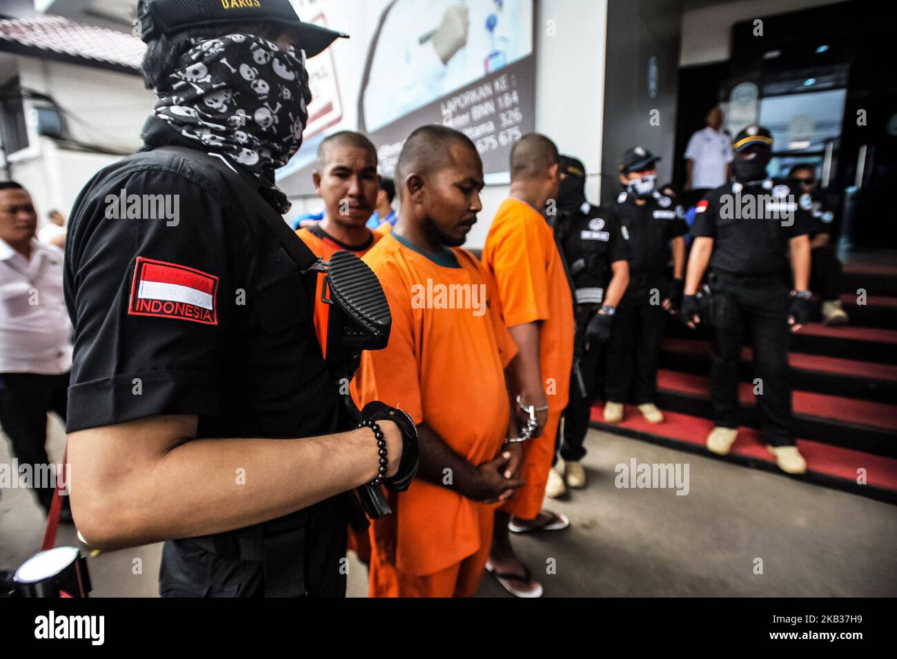 Mutmaßliche Fälle von Drogenschmuggel Internationale Syndikate wurden am 14,2018. November beim Gebäude des Nationalen Betäubungsmittelausschusses Indonesien (BNN) in Jakarta mit Beweisen vorgelegt. National Narcotics Board Indonesia mit dem Zoll und der Marine gelang es, vier Verdächtige in den Gewässern von Langsa, Aceh, mit Beweisen von 38 kg Meth, 30.000 Ecstasy-Gegenständen und zwei langen Gewehren zu verhaften National Narcotics Board Indonesia unterwarf den Drogenschmuggel durch internationale Syndikate von Malaysia nach Indonesien. (Foto von Dasril Roszandi/NurPhoto) Stockfoto