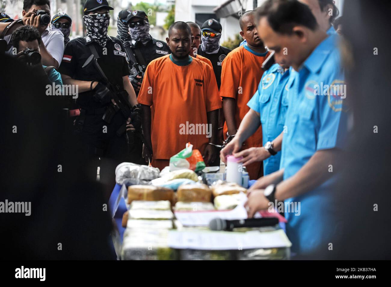 Mutmaßliche Fälle von Drogenschmuggel Internationale Syndikate wurden am 14,2018. November beim Gebäude des Nationalen Betäubungsmittelausschusses Indonesien (BNN) in Jakarta mit Beweisen vorgelegt. National Narcotics Board Indonesia mit dem Zoll und der Marine gelang es, vier Verdächtige in den Gewässern von Langsa, Aceh, mit Beweisen von 38 kg Meth, 30.000 Ecstasy-Gegenständen und zwei langen Gewehren zu verhaften National Narcotics Board Indonesia unterwarf den Drogenschmuggel durch internationale Syndikate von Malaysia nach Indonesien. (Foto von Dasril Roszandi/NurPhoto) Stockfoto