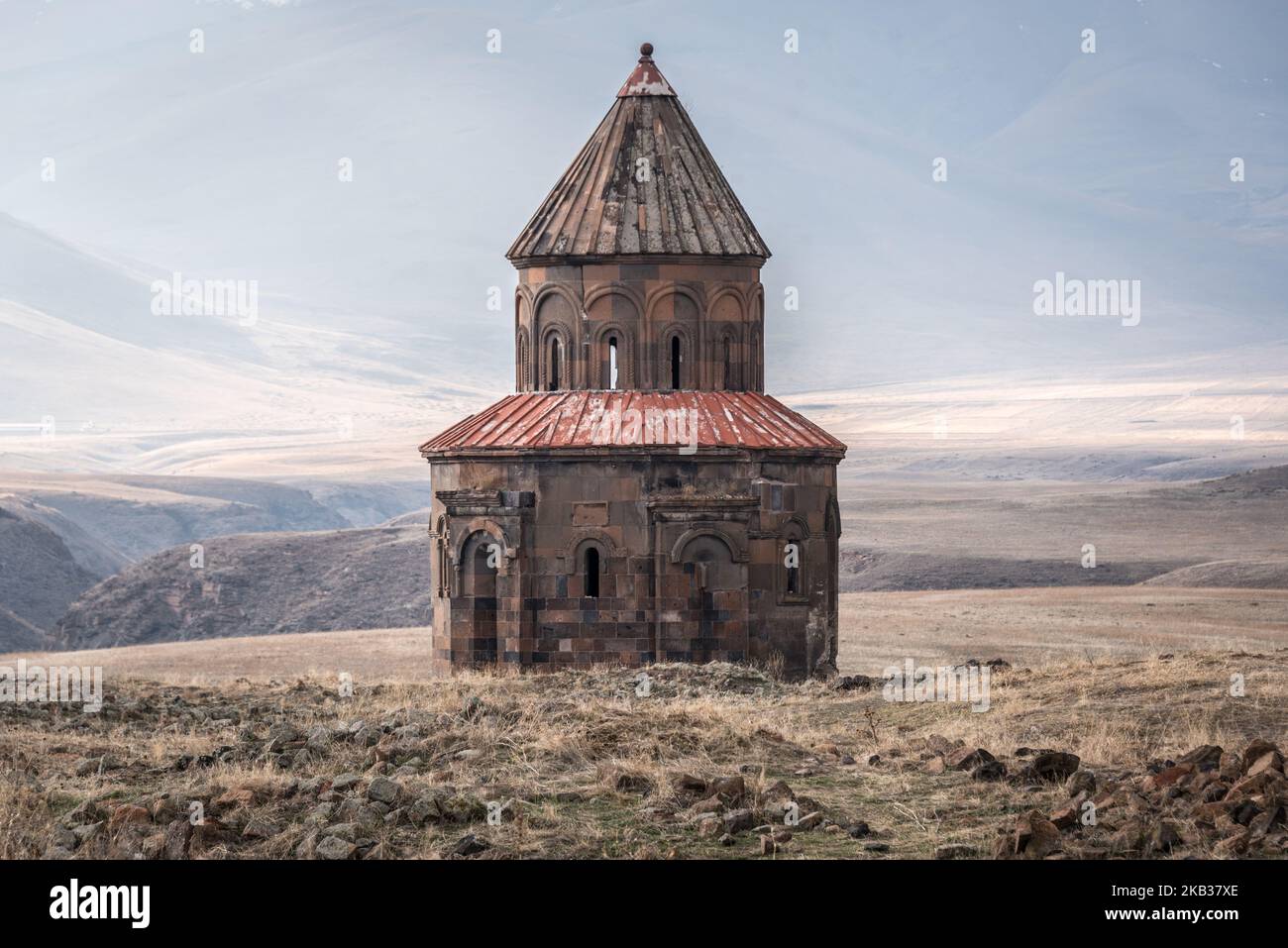 Am 11. November 2018 steht die Kirche des heiligen Gregor nahe der modernen Grenze zwischen der Türkei und Armenien. Die Kirche ist Teil der historischen Festungsstadt Ani, die einst die Hauptstadt des mittelalterlichen Armeniens war und fast 100.000 Menschen beherbergt, heute aber eine verlassene und verfallene Ruinengruppe ist. Seit 2018 hat die türkische Regierung ein Projekt zur Wiederherstellung der Ruinen und zur Förderung des Tourismus in diesem kulturell und historisch bedeutsamen Ort gestartet. (Foto von Diego Cupolo/NurPhoto) Stockfoto