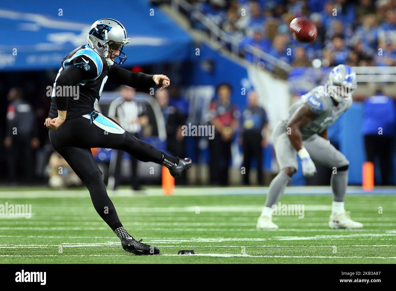 Carolina Panthers Kicker Graham Gano (9) tritt während der zweiten Hälfte eines NFL-Fußballspiels gegen die Detroit Lions in Detroit, Michigan, USA, am Sonntag, den 18. November 2018. (Foto von Amy Lemus/NurPhoto) Stockfoto