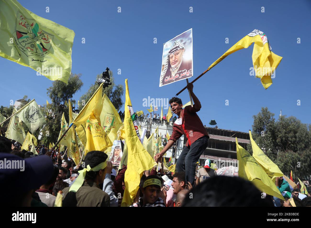 Anhänger des im Exil lebenden palästinensischen Politikers und des ehemaligen Sicherheitschefs der Fatah-Bewegung, Mohammed Dahlan, halten während einer Gedenkfeier anlässlich des 14.. Todestages von Arafat am 20. November 2018 in Gaza-Stadt Bilder des verstorbenen palästinensischen Führers Yasser Arafat bereit. - Die Palästinenser haben 14 Jahre seit dem Tod eines berühmten Führers gedauert, in der vergangenen Woche mit ihrer Kampagne für eine Staatlichkeit, die immer noch festgefahren und von internen Spaltungen heimgesucht wurde. Arafat, der jahrzehntelang den Kampf um die Unabhängigkeit verkörperte, starb am 11. November 2004 im Alter von 75 Jahren in einem französischen Krankenhaus, unter Vorwurf von Palästinenserkollegen Stockfoto