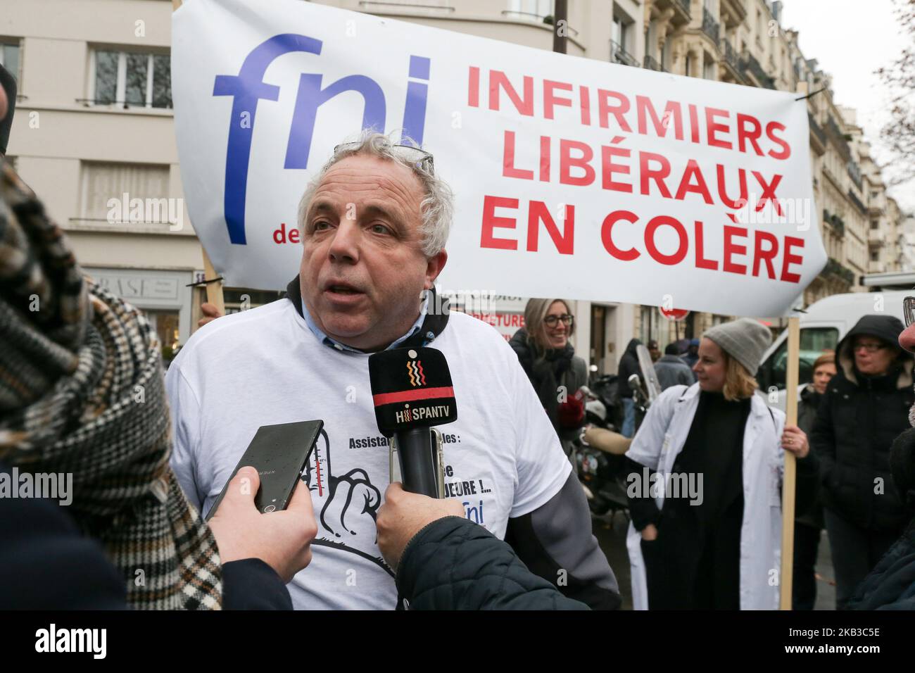 Private Krankenschwester spricht mit der Presse während einer Demonstration vor dem Hauptquartier des Gesundheitsministeriums in Paris am 20. November 2018, um gegen ihren Status in den Maßnahmen eines vom französischen Präsidenten Emmanuel Macron im September 2018 vorgelegten Gesundheitsplans zu protestieren. Emmanuel Macron versprach bis 2022 die Rekrutierung von 4.000 medizinischen Assistenten in städtischen Gebieten, um Papierkram zu erledigen, einfache medizinische Gesten wie Blutdruckkontrollen durchzuführen und Ärzte freizumachen. Genaue Status- und Stellenbeschreibungen sind 2019 zu schreiben. (Foto von Michel Stoupak/NurPhoto) Stockfoto