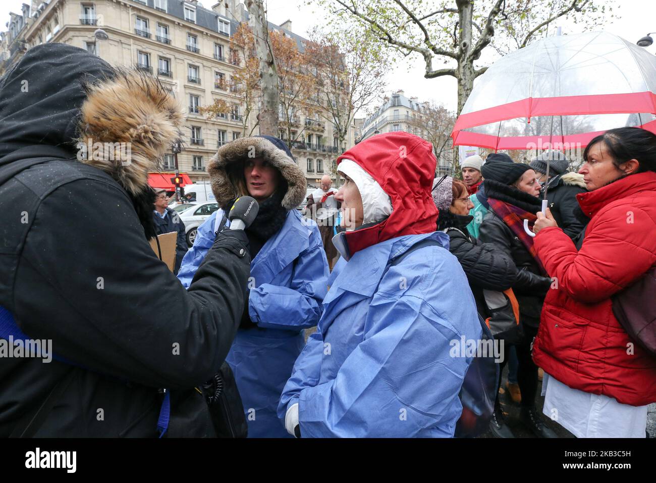Private Krankenschwester spricht mit der Presse während einer Demonstration vor dem Hauptquartier des Gesundheitsministeriums in Paris am 20. November 2018, um gegen ihren Status in den Maßnahmen eines vom französischen Präsidenten Emmanuel Macron im September 2018 vorgelegten Gesundheitsplans zu protestieren. Emmanuel Macron versprach bis 2022 die Rekrutierung von 4.000 medizinischen Assistenten in städtischen Gebieten, um Papierkram zu erledigen, einfache medizinische Gesten wie Blutdruckkontrollen durchzuführen und Ärzte freizumachen. Genaue Status- und Stellenbeschreibungen sind 2019 zu schreiben. (Foto von Michel Stoupak/NurPhoto) Stockfoto