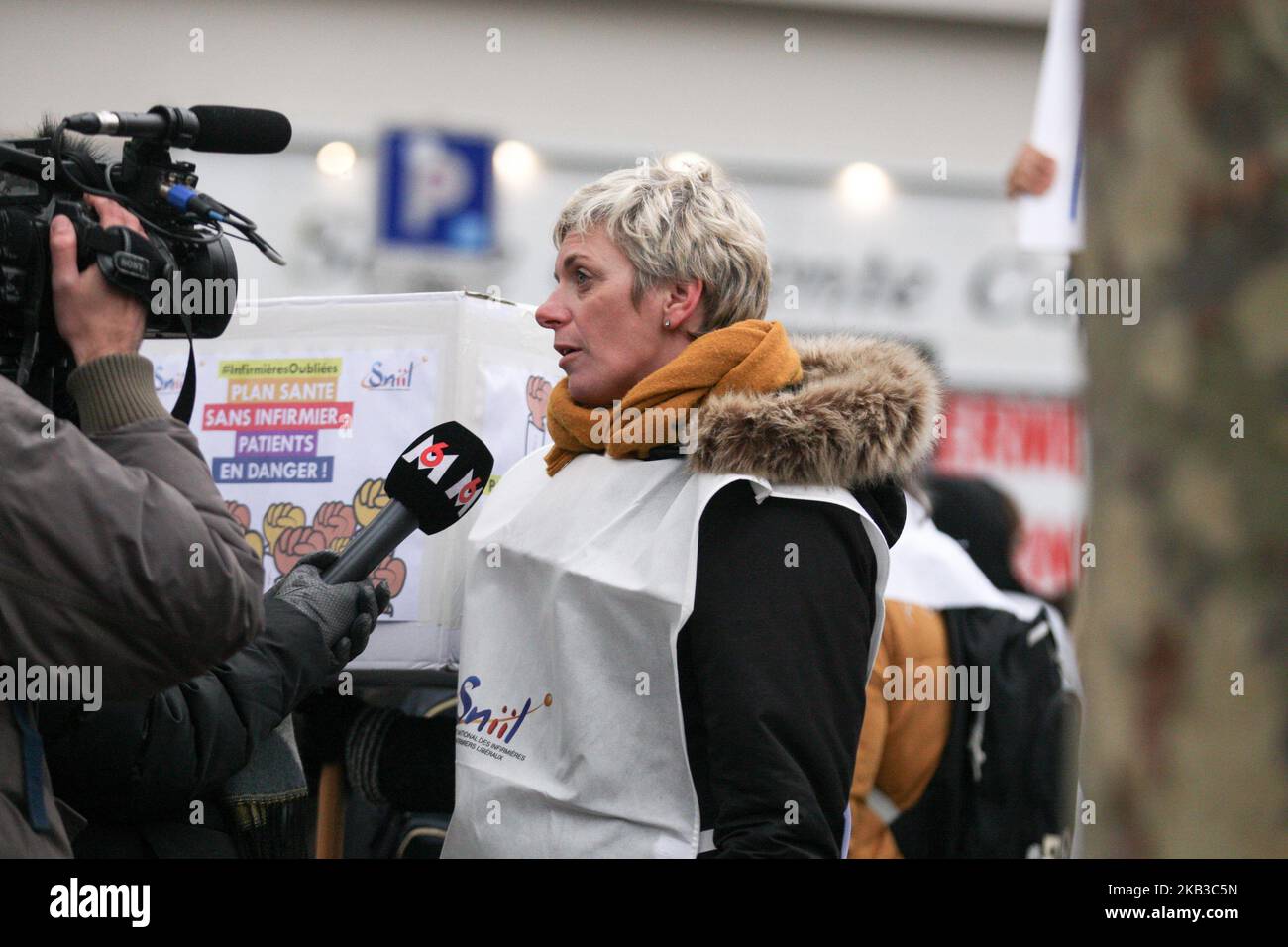 Private Krankenschwester spricht mit der Presse während einer Demonstration vor dem Hauptquartier des Gesundheitsministeriums in Paris am 20. November 2018, um gegen ihren Status in den Maßnahmen eines vom französischen Präsidenten Emmanuel Macron im September 2018 vorgelegten Gesundheitsplans zu protestieren. Emmanuel Macron versprach bis 2022 die Rekrutierung von 4.000 medizinischen Assistenten in städtischen Gebieten, um Papierkram zu erledigen, einfache medizinische Gesten wie Blutdruckkontrollen durchzuführen und Ärzte freizumachen. Genaue Status- und Stellenbeschreibungen sind 2019 zu schreiben. (Foto von Michel Stoupak/NurPhoto) Stockfoto