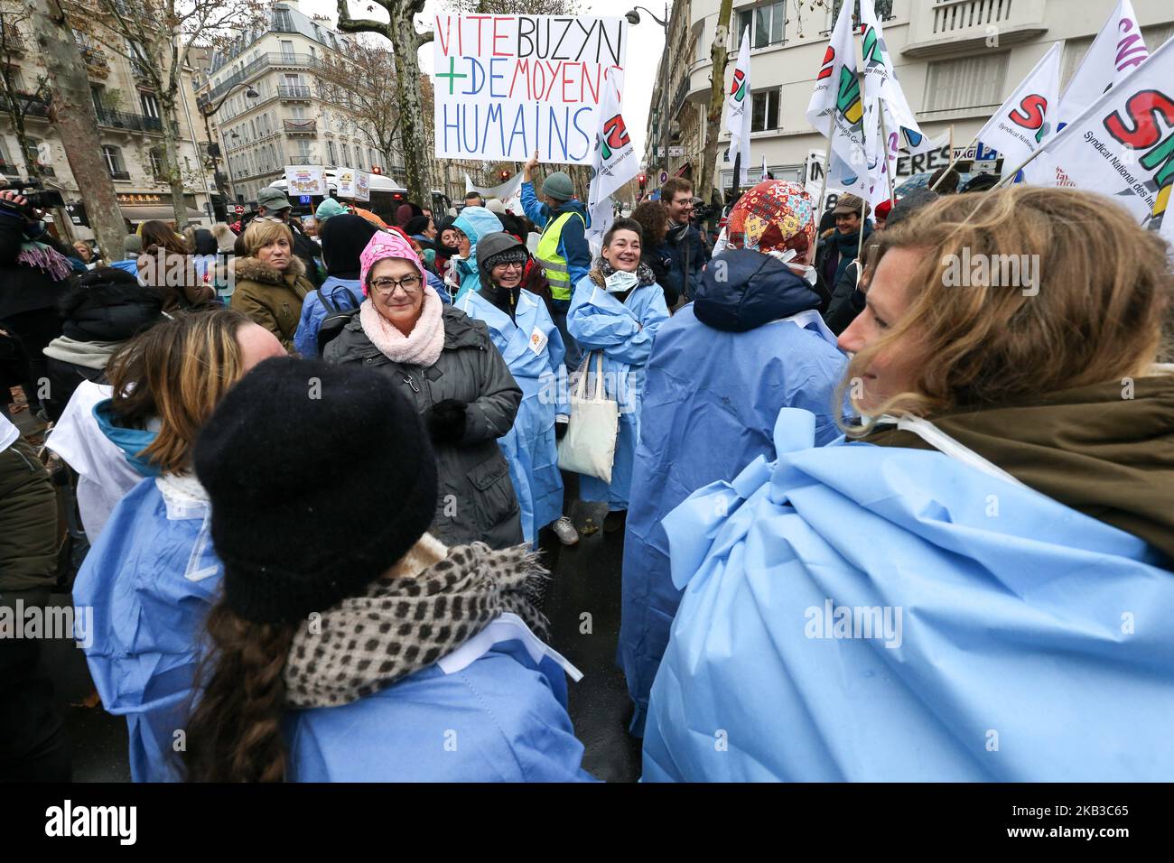 Private Krankenschwestern nehmen am 20. November 2018 an einer Demonstration vor dem Hauptquartier des Gesundheitsministeriums in Paris Teil, um gegen ihren Status in den Maßnahmen eines vom französischen Präsidenten Emmanuel Macron im September 2018 vorgelegten Gesundheitsplans zu protestieren. Emmanuel Macron versprach bis 2022 die Rekrutierung von 4.000 medizinischen Assistenten in städtischen Gebieten, um Papierkram zu erledigen, einfache medizinische Gesten wie Blutdruckkontrollen durchzuführen und Ärzte freizumachen. Genaue Status- und Stellenbeschreibungen sind 2019 zu schreiben. (Foto von Michel Stoupak/NurPhoto) Stockfoto