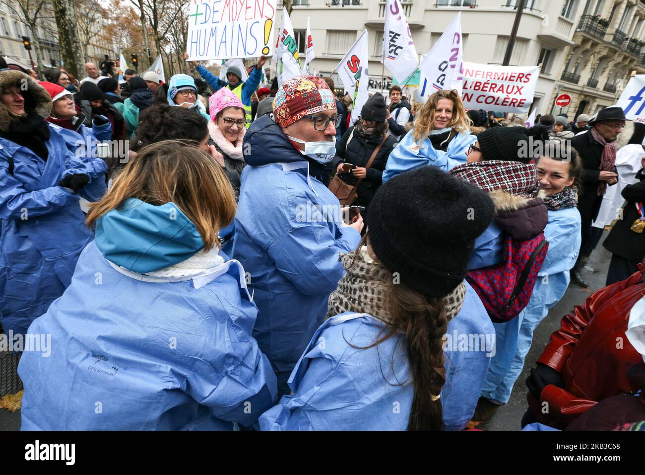 Private Krankenschwestern nehmen am 20. November 2018 an einer Demonstration vor dem Hauptquartier des Gesundheitsministeriums in Paris Teil, um gegen ihren Status in den Maßnahmen eines vom französischen Präsidenten Emmanuel Macron im September 2018 vorgelegten Gesundheitsplans zu protestieren. Emmanuel Macron versprach bis 2022 die Rekrutierung von 4.000 medizinischen Assistenten in städtischen Gebieten, um Papierkram zu erledigen, einfache medizinische Gesten wie Blutdruckkontrollen durchzuführen und Ärzte freizumachen. Genaue Status- und Stellenbeschreibungen sind 2019 zu schreiben. (Foto von Michel Stoupak/NurPhoto) Stockfoto