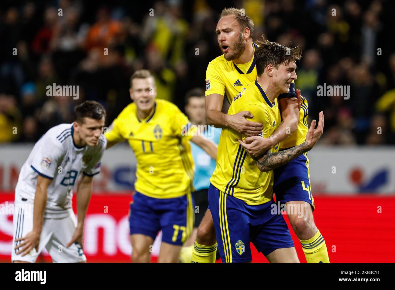 Victor Lindelof (R) aus Schweden feiert sein Tor mit Andreas Granqvist (C) und Viktor Claesson während des UEFA Nations League B Group 2-Spiels zwischen Schweden und Russland am 20. November 2018 in der Friends Arena in Stockholm, Schweden. (Foto von Mike Kireev/NurPhoto) Stockfoto