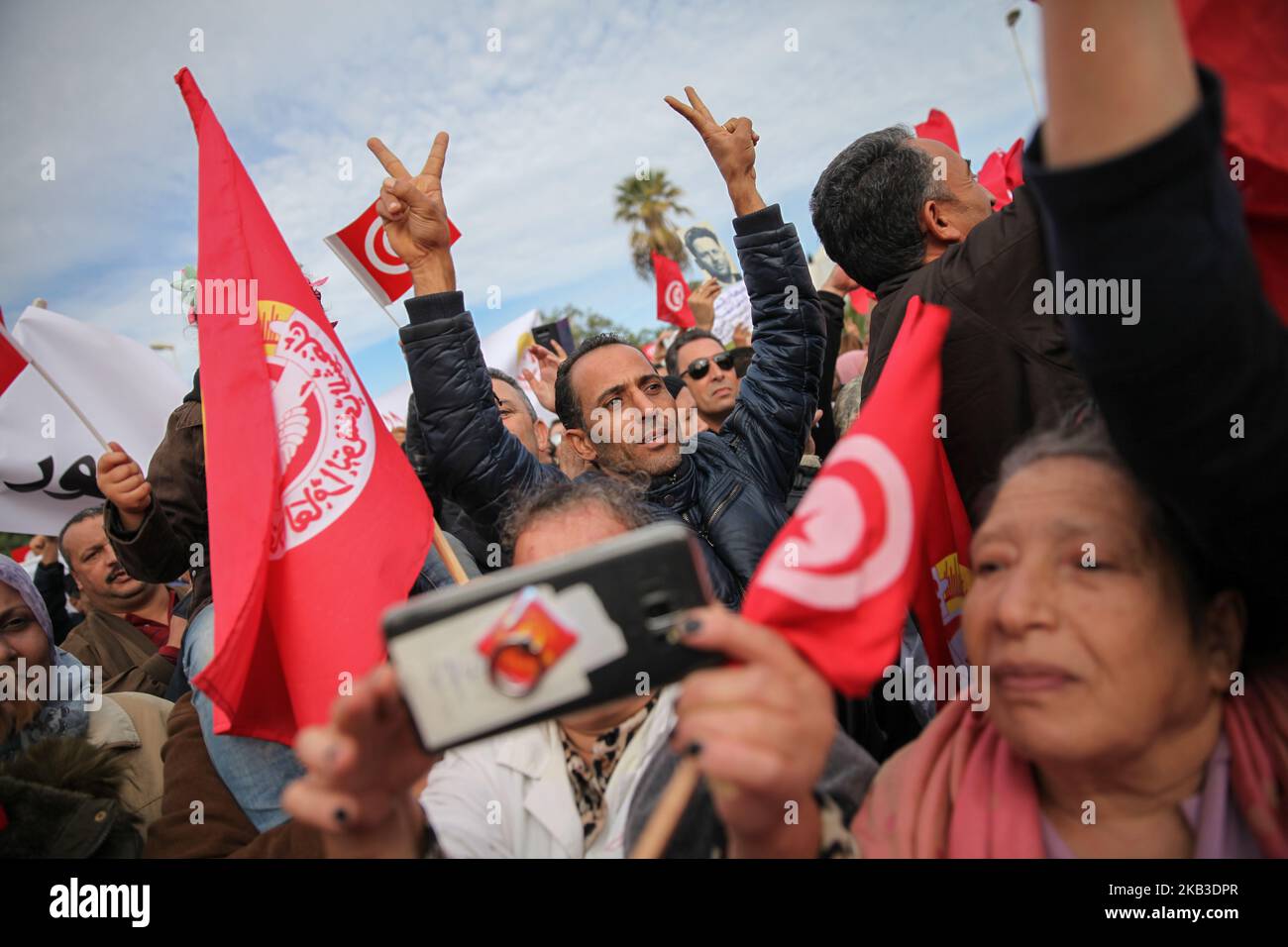 Gewerkschafter und Demonstranten schwenken tunesische Flaggen und machen Siegeszeichen, als sie an einer Kundgebung der tunesischen Allgemeinen Arbeitsunion (Französisch: UGTT) vor dem Gebäude der Versammlung der Volksvertreter (ARP) in Bardo, Tunis, am 22. November 2018 inmitten des Generalstreiks, der von der UGTT nach erfolglosen Verhandlungen über Lohnerhöhung mit der Regierung von Youssef Chahed einberufen wurde. (Foto von Chedly Ben Ibrahim/NurPhoto) Stockfoto
