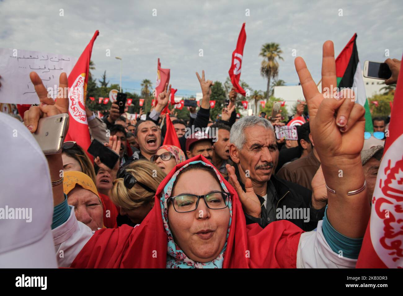 Eine Demonstratorin macht ein Siegeszeichen, als sie an einer Kundgebung der tunesischen Allgemeinen Arbeitsunion (Französisch: UGTT) vor dem Gebäude der Versammlung der Volksvertreter (ARP) in Bardo, Tunis, am 22. November 2018 inmitten des Generalstreiks, der von der UGTT nach erfolglosen Verhandlungen über Lohnerhöhung mit der Regierung von Youssef Chahed einberufen wurde. (Foto von Chedly Ben Ibrahim/NurPhoto) Stockfoto