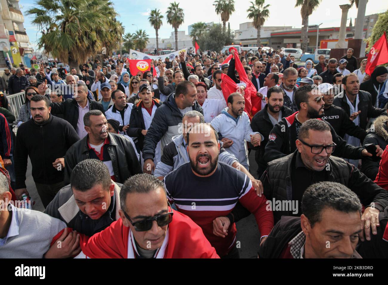 Gewerkschafter singen Slogans gegen den Premierminister Youssef Chahed, als sie an einer Kundgebung der tunesischen Allgemeinen Arbeitsunion (Französisch: UGTT) vor dem Gebäude der Versammlung der Volksvertreter (ARP) in Bardo, Tunis, am 22. November 2018 inmitten des Generalstreiks, der von der UGTT nach erfolglosen Verhandlungen über Lohnerhöhung mit der Regierung von Youssef Chahed einberufen wurde. (Foto von Chedly Ben Ibrahim/NurPhoto) Stockfoto