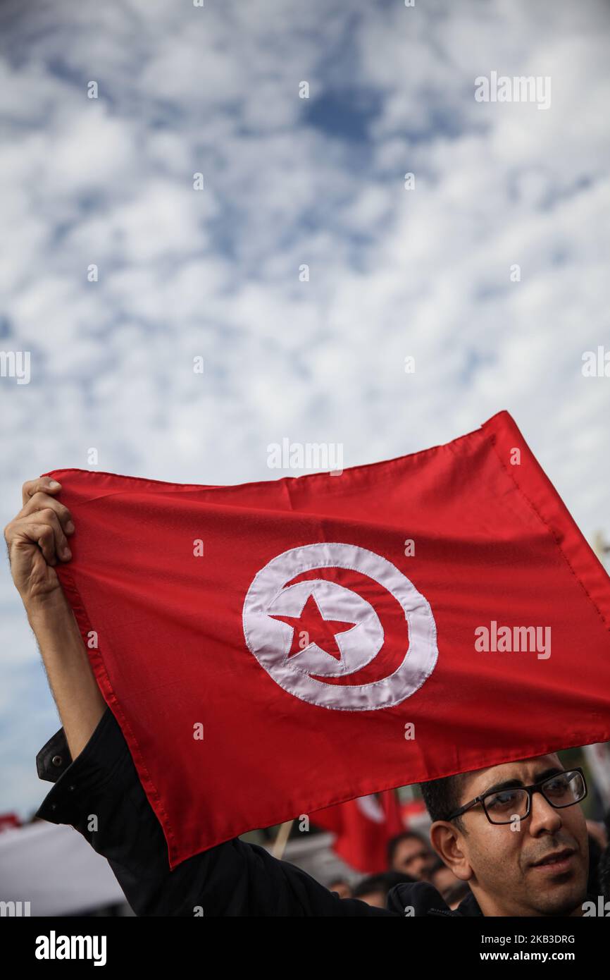 Ein Demonstranten hält die Flagge Tunesiens, als er an einer Kundgebung der Allgemeinen Arbeitsunion Tunesiens (Französisch: UGTT) vor dem Gebäude der Versammlung der Volksvertreter (ARP) in Bardo, Tunis, am 22. November 2018 inmitten des Generalstreiks, der von der UGTT nach erfolglosen Verhandlungen über Lohnerhöhung mit der Regierung von Youssef Chahed einberufen wurde. (Foto von Chedly Ben Ibrahim/NurPhoto) Stockfoto