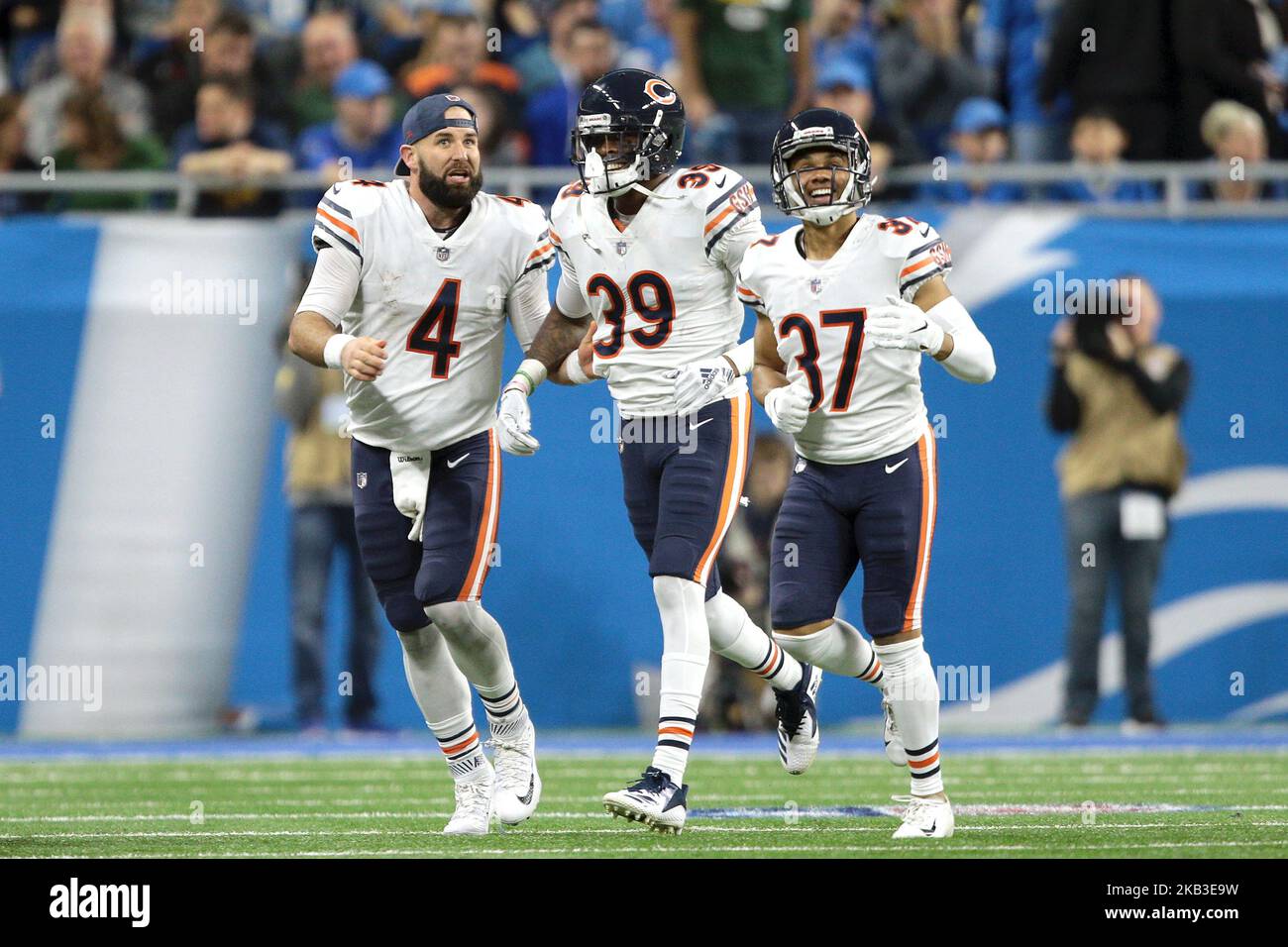 Chicago trägt freie Sicherheit Eddie Jackson (39) feiert mit dem Quarterback Chase Daniel (4) und dem Eckpfeiler Bryce Callahan (37), nachdem er während der zweiten Hälfte eines NFL-Fußballspiels in Detroit, Michigan, USA, am Donnerstag, dem 22. November 2018, einen Pass für einen Touchdown gegen die Detroit Lions abgefangen hatte. (Foto von Jorge Lemus/NurPhoto) Stockfoto